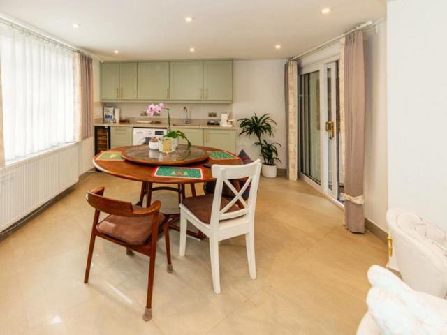 5 bedroom detached house to rent
