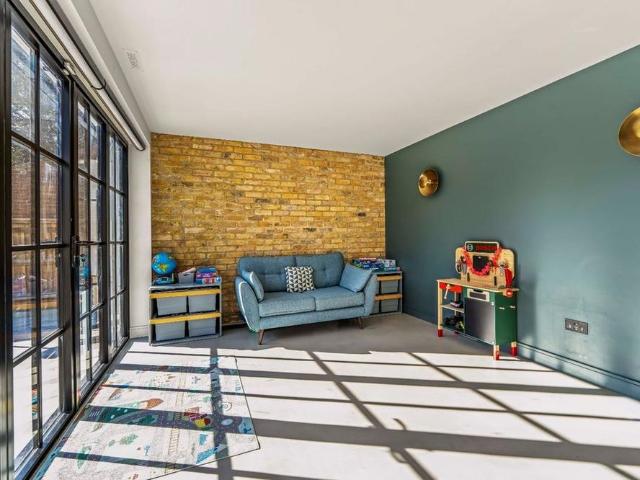 5 bedroom detached house to rent
