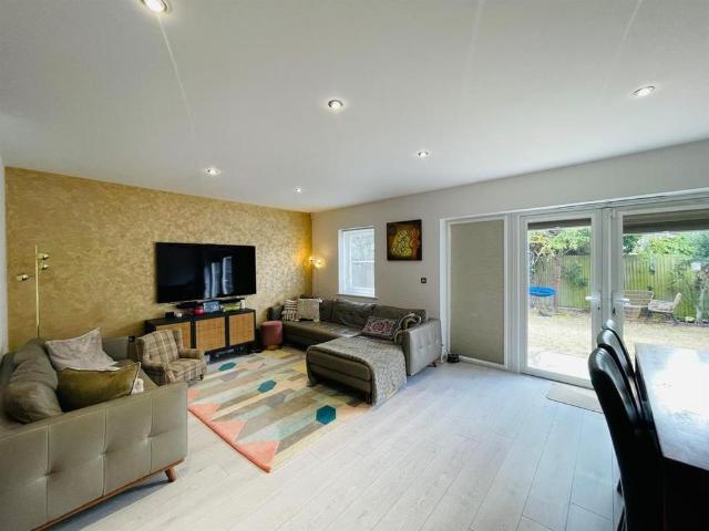 5 bedroom detached house to rent