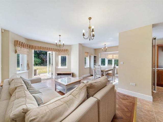 5 bedroom detached house to rent