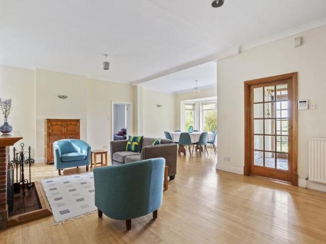 5 bedroom detached house to rent