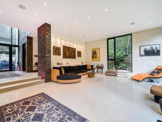 5 bedroom detached house to rent