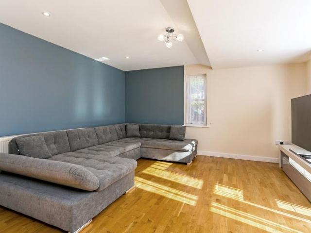 5 bedroom detached house to rent