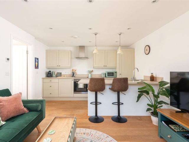 5 bedroom detached house to rent