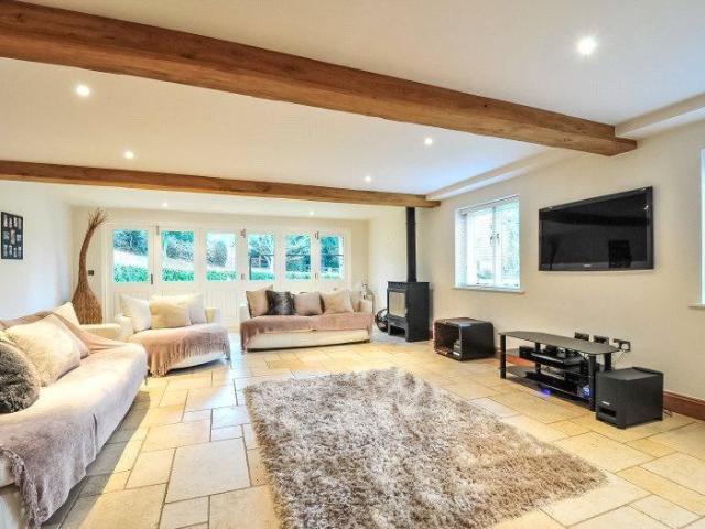 5 bedroom detached house to rent