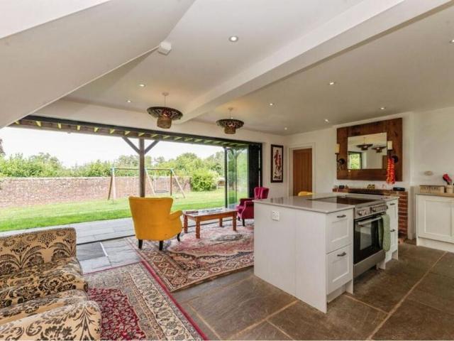 5 bedroom detached house to rent
