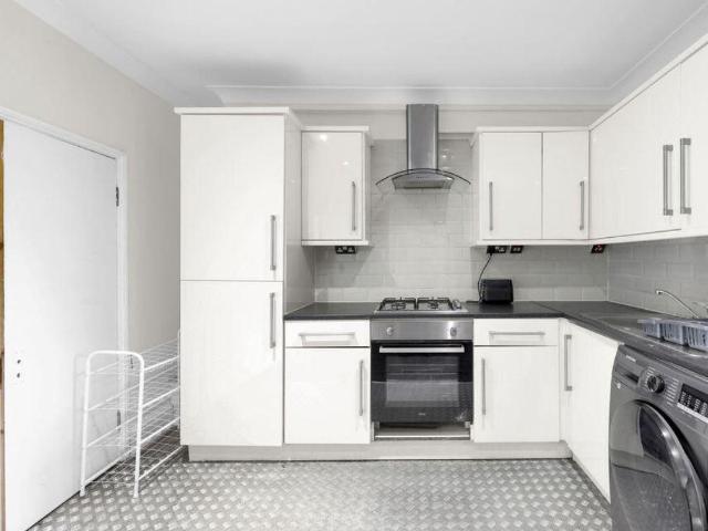 5 bedroom detached house to rent