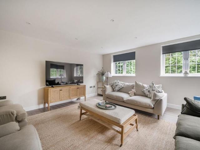 5 bedroom detached house to rent