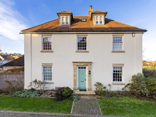 5 bedroom detached house to rent