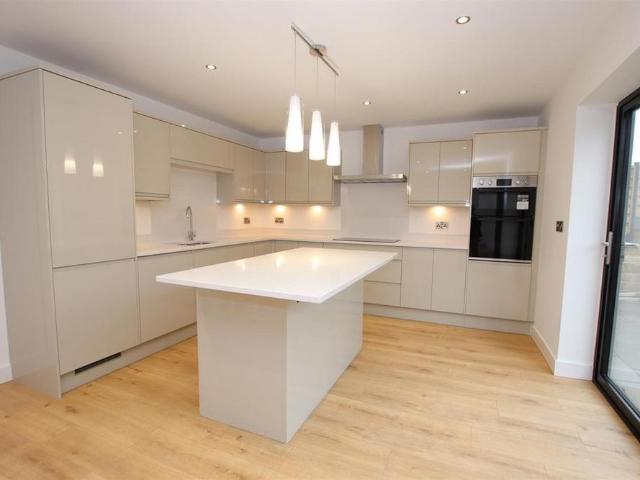 5 bedroom detached house to rent