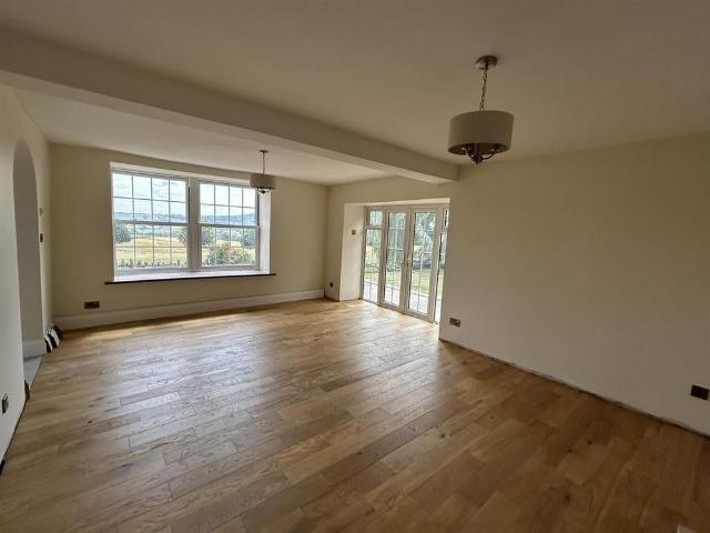 5 bedroom detached house to rent