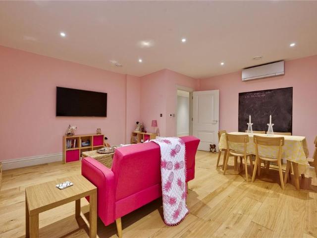5 bedroom detached house to rent