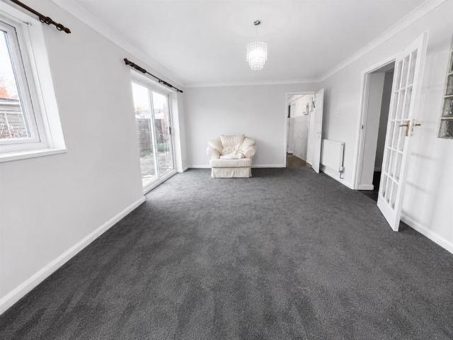 5 bedroom detached house to rent