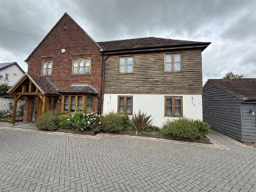 5 bedroom detached house to rent