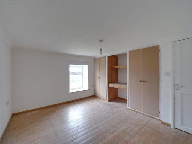 5 bedroom detached house to rent