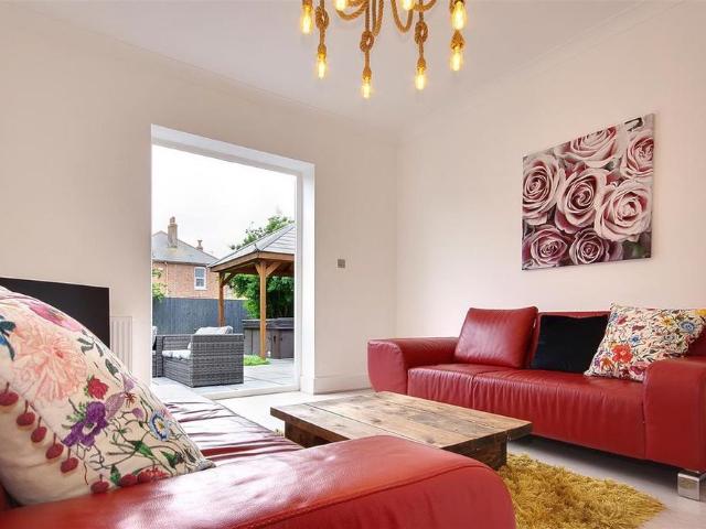 5 bedroom detached house to rent