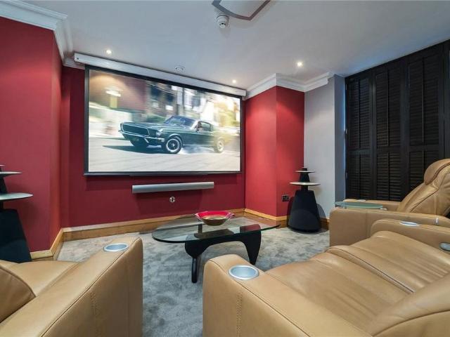 5 bedroom detached house to rent