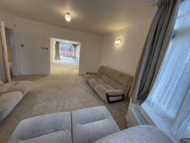 5 bedroom detached house to rent