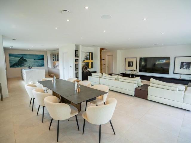 5 bedroom detached house to rent
