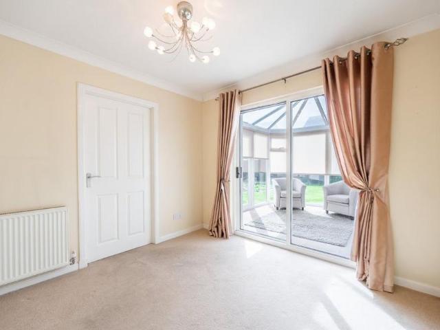 5 bedroom detached house to rent