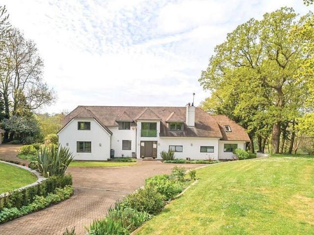 5 bedroom detached house to rent