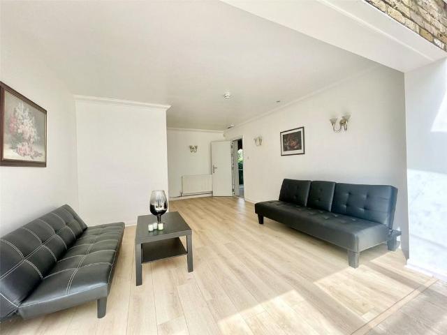 5 bedroom detached house to rent