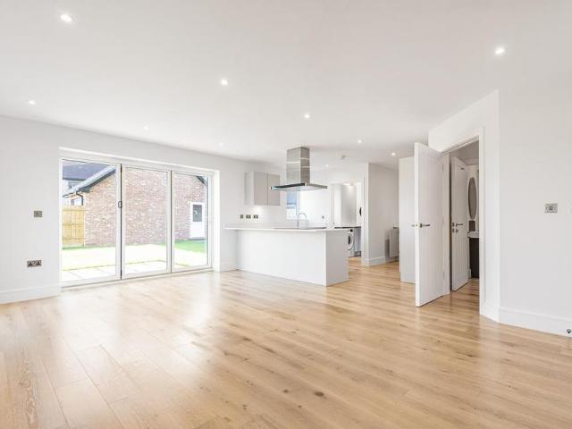 5 bedroom detached house to rent