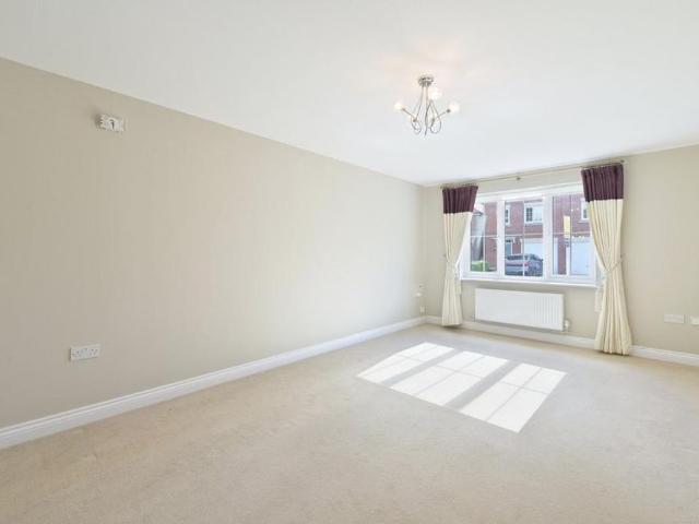 5 bedroom detached house to rent