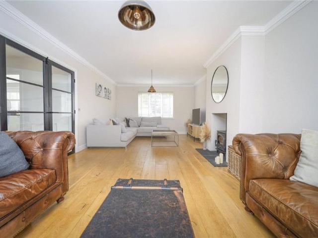 5 bedroom detached house to rent