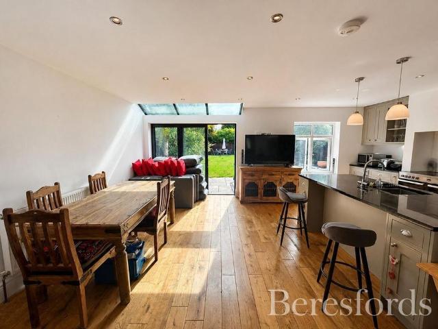 5 bedroom detached house to rent