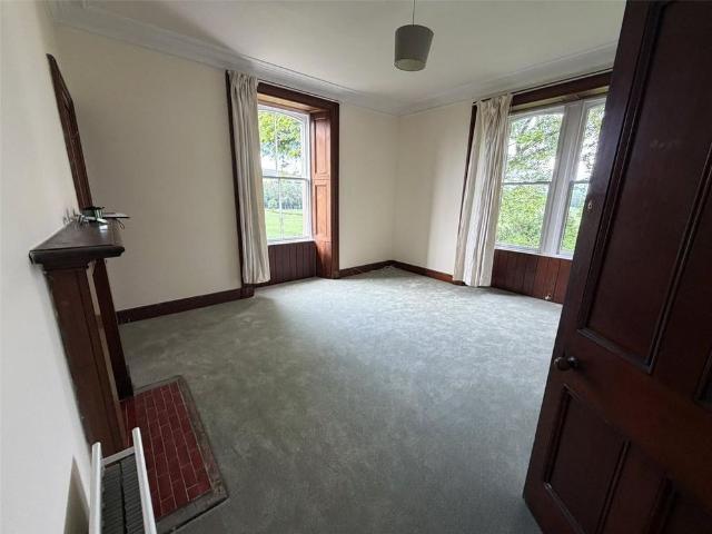 5 bedroom detached house to rent