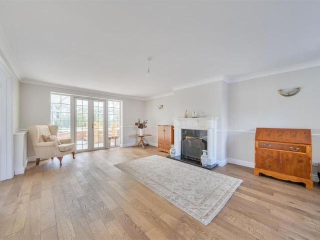 5 bedroom detached house to rent