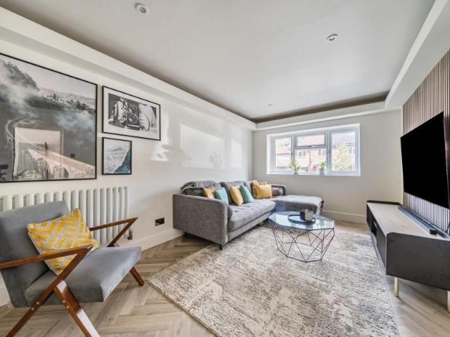 5 bedroom detached house to rent