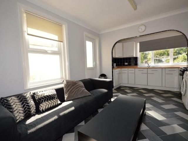 5 bedroom detached house to rent