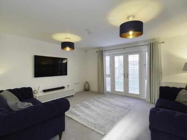 5 bedroom detached house to rent