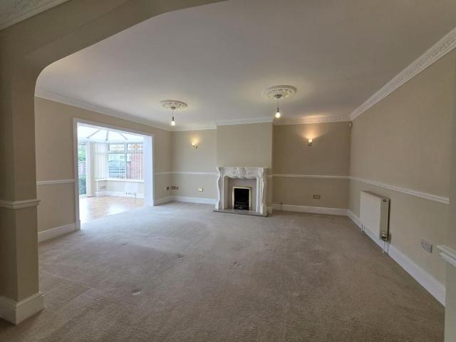 5 bedroom detached house to rent