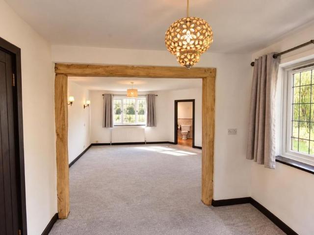 5 bedroom detached house to rent