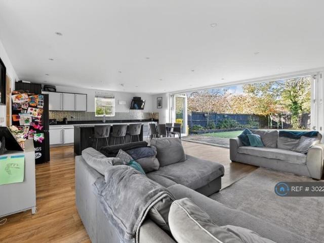 5 bedroom detached house to rent