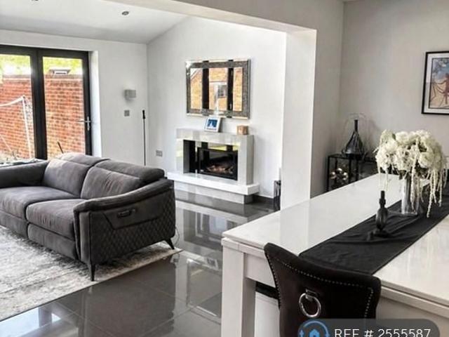 5 bedroom detached house to rent