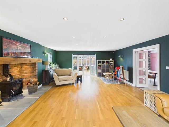 5 bedroom detached house to rent