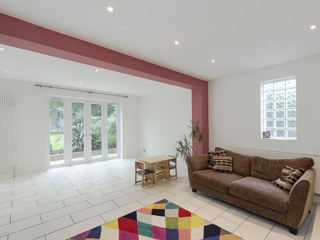 5 bedroom detached house to rent