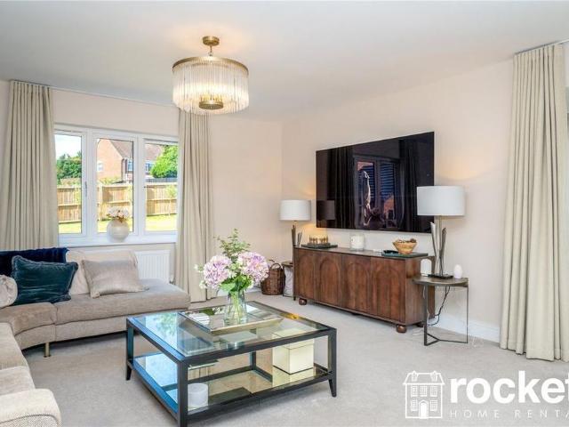 5 bedroom detached house to rent