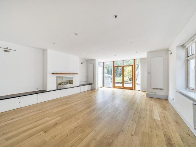 5 bedroom detached house to rent