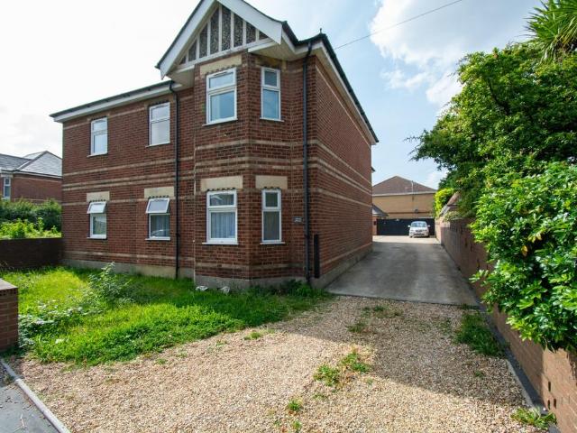 5 bedroom detached house to rent