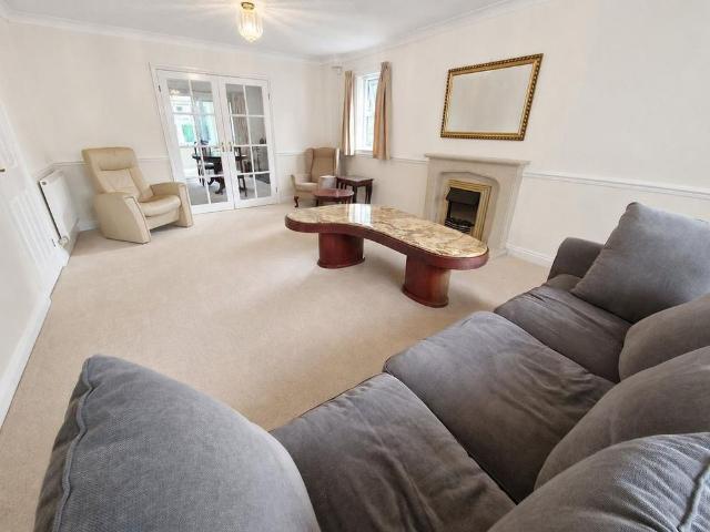 5 bedroom detached house to rent