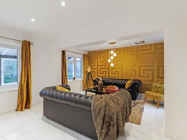 5 bedroom detached house to rent