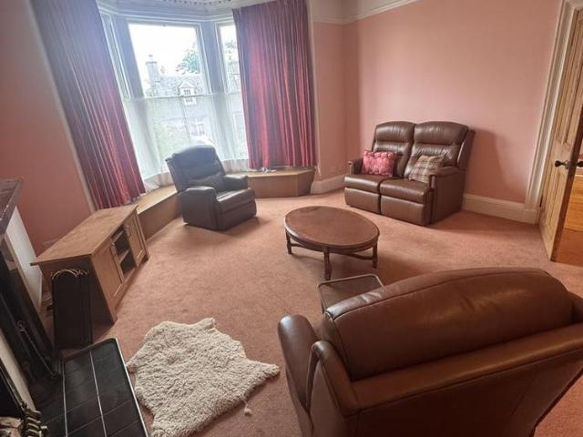 5 bedroom detached house to rent