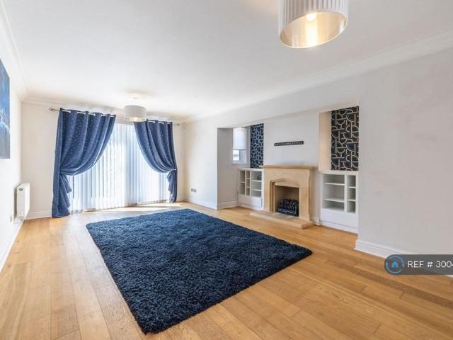 5 bedroom detached house to rent