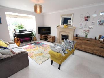 5 bedroom detached house to rent