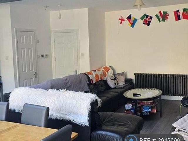 5 bedroom detached house to rent